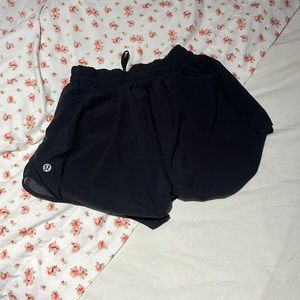 black hotty hot lulu shorts!!!